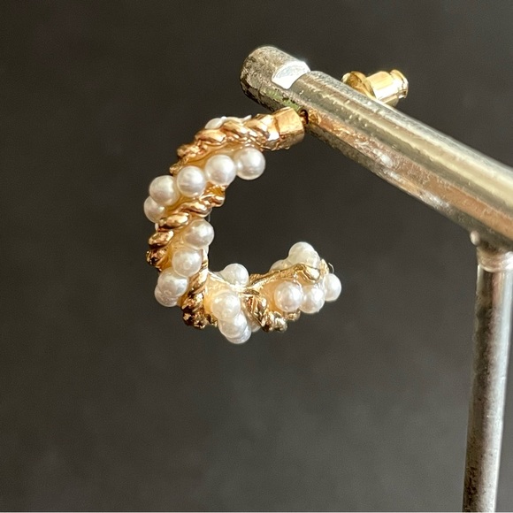 Small Gold Pearl Hoop Fashion Earrings - NWT - Picture 4 of 8